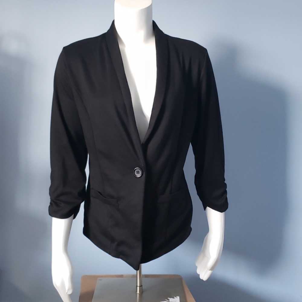 Discreet Black Blazer